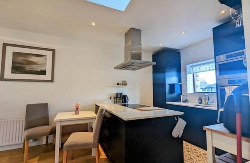 Sandycove Casa | Stylish 3BR Dun Laoghaire Home Nr. Beach & Train