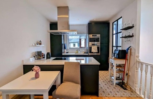 Sandycove Casa | Stylish 3BR Dun Laoghaire Home Nr. Beach & Train