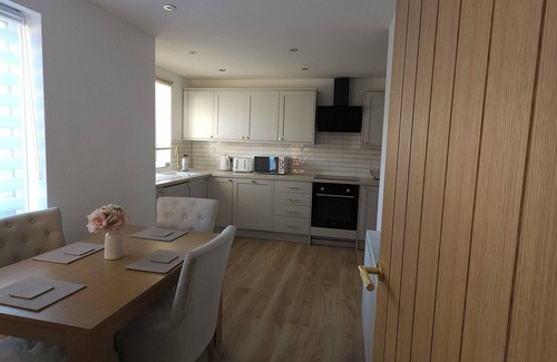 Milton Keynes Casa | Stylish 3BR Entire Home | Full Kitchen + Lounge | Sleeps 6