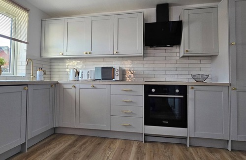 Milton Keynes Casa | Stylish 3BR Entire Home | Full Kitchen + Lounge | Sleeps 6
