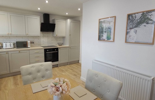 Milton Keynes Casa | Stylish 3BR Entire Home | Full Kitchen + Lounge | Sleeps 6