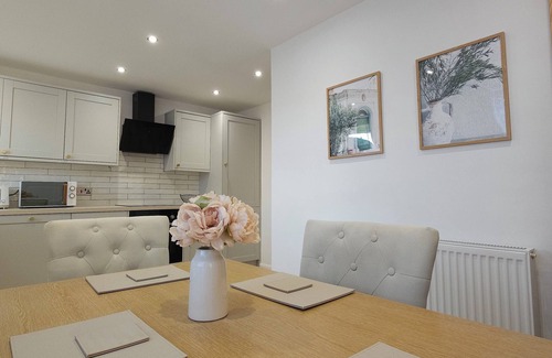 Milton Keynes Casa | Stylish 3BR Entire Home | Full Kitchen + Lounge | Sleeps 6