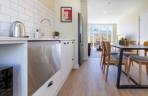Christchurch City Centre Apartamento | Stylish 3BR Escape Parking & Modern Living