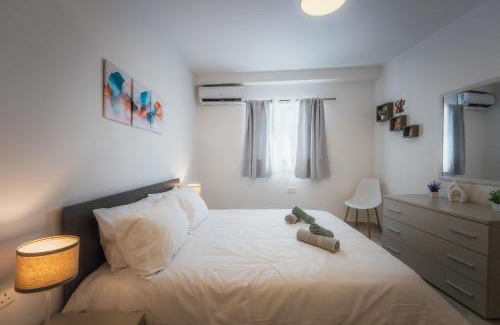 Xewkija Apartamento | Stylish 3BR Gozo Escape with Wifi & Homey Touches!