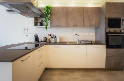 Xewkija Apartamento | Stylish 3BR Gozo Escape with Wifi & Homey Touches!