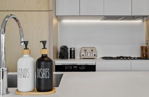 Docklands Apartamento | Stylish 3BR Haven with River and Sea Views in Docklands