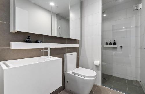 Docklands Apartamento | Stylish 3BR Haven with River and Sea Views in Docklands