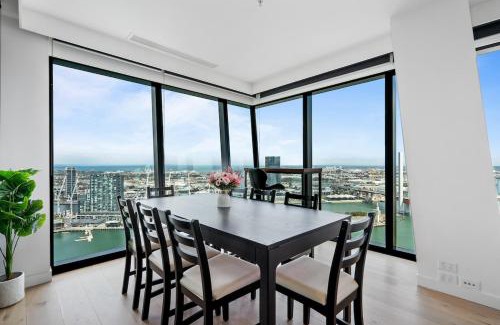 Docklands Apartamento | Stylish 3BR Haven with River and Sea Views in Docklands