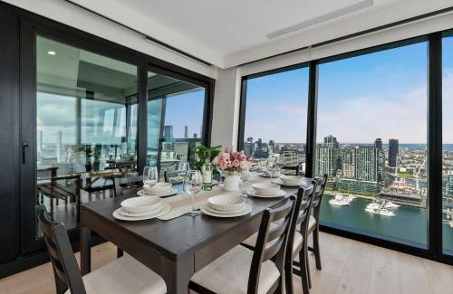 Docklands Apartamento | Stylish 3BR Haven with River and Sea Views in Docklands