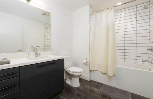 Downtown Los Angeles Apartamento | Stylish 3BR High-Rise with Pool, Hot Tub & Rooftop Views