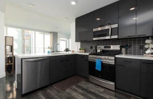 Downtown Los Angeles Apartamento | Stylish 3BR High-Rise with Pool, Hot Tub & Rooftop Views