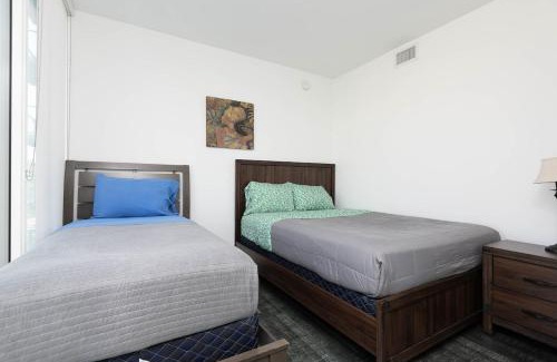 Downtown Los Angeles Apartamento | Stylish 3BR High-Rise with Pool, Hot Tub & Rooftop Views