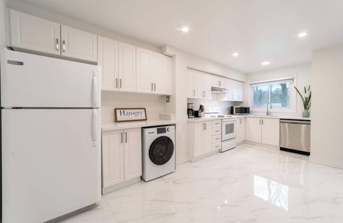 Waterloo Casa | Stylish 3BR Home- 3 mins to Universities-King Bed