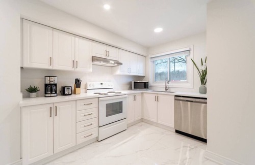 Waterloo Casa | Stylish 3BR Home- 3 mins to Universities-King Bed
