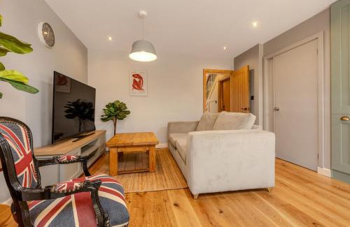 Ferndale Casa | Stylish 3BR Home by Clapham Common with Parking