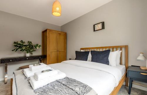 Ferndale Casa | Stylish 3BR Home by Clapham Common with Parking