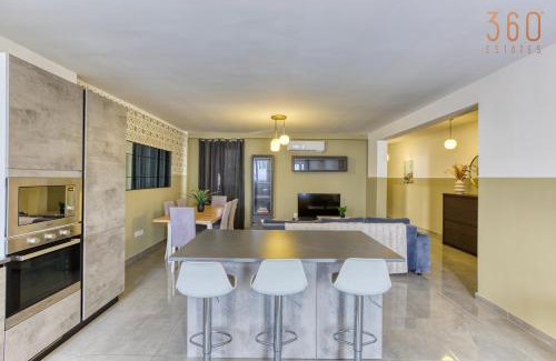 St. Julian's Apartamento | Stylish 3BR home in the centre of St Julian with Wifi by 360 Estates