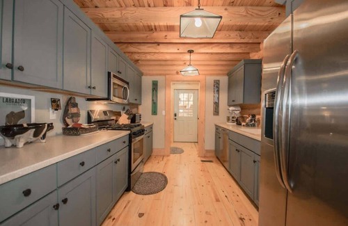 Zirconia Casa | Stylish 3BR Log Cabin w/ Fire Pit | Near Trails