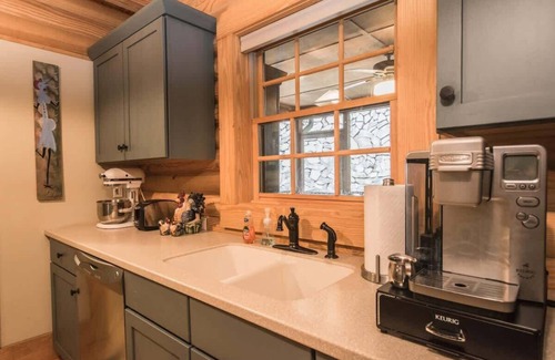 Zirconia Casa | Stylish 3BR Log Cabin w/ Fire Pit | Near Trails