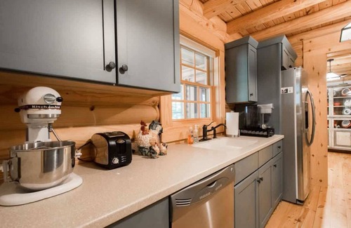 Zirconia Casa | Stylish 3BR Log Cabin w/ Fire Pit | Near Trails
