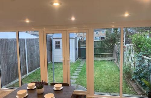 Caversham Casa | Stylish 3BR Retreat Family & Business Parking