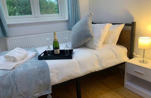 Caversham Casa | Stylish 3BR Retreat Family & Business Parking