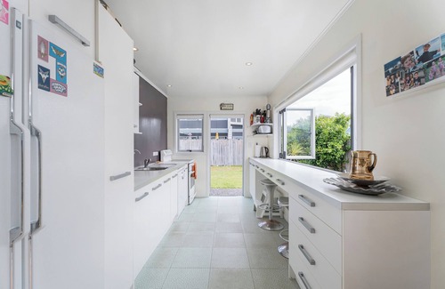 Whangamata Casa | Stylish 3BR Retreat Centrally Located Near Beach & Town