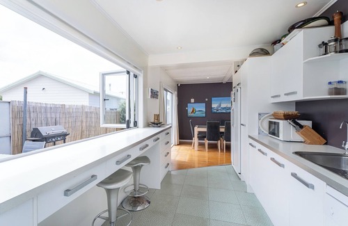 Whangamata Casa | Stylish 3BR Retreat Centrally Located Near Beach & Town