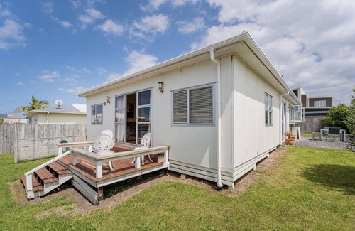 Whangamata Casa | Stylish 3BR Retreat Centrally Located Near Beach & Town