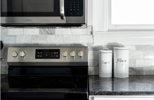 Danville Casa | Stylish 3King/2Twin -The Heritage House