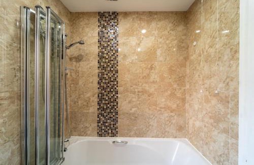 Henbury Casa | Stylish 4 Bed Henbury Home with Free Parking