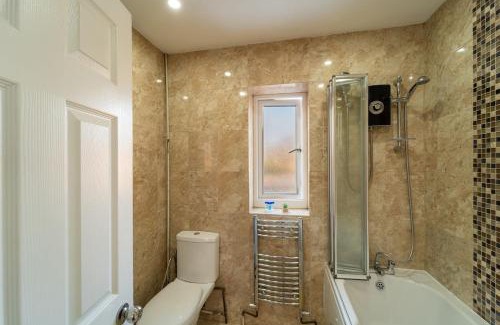 Henbury Casa | Stylish 4 Bed Henbury Home with Free Parking