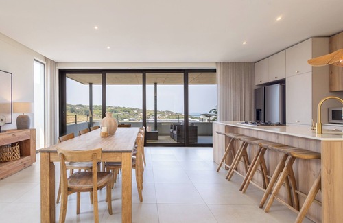 Salt Rock Apartamento | Stylish 4-Bedroom Home | Balcony, Gas BBQ and Garden
