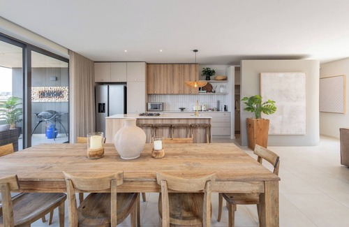 Salt Rock Apartamento | Stylish 4-Bedroom Home | Balcony, Gas BBQ and Garden