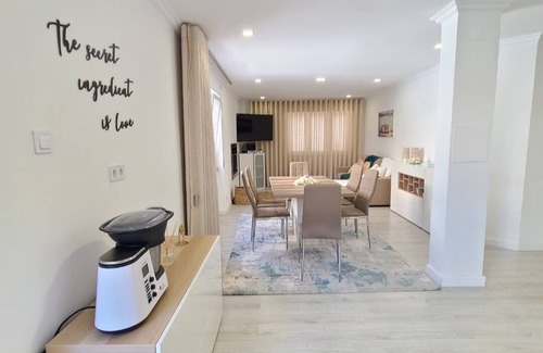 Paco De Arcos Apartamento | Stylish 4 bedroom - 10 min walk to the beach