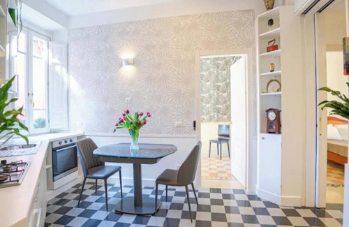 Quartiere XVII Trieste Apartamento | Stylish 4-Bedroom Apartment with Vintage Charm