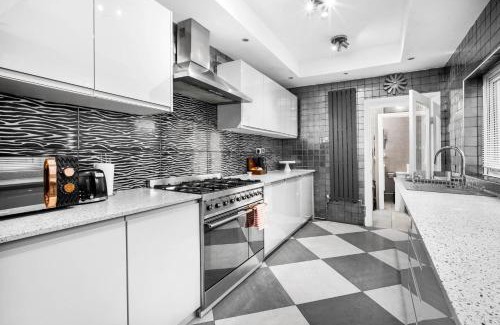Birmingham Casa | Stylish 4 Bedroom Townhouse - Edgbaston - Near Birmingham City Centre - Sleeps 8 - Parking - 578P