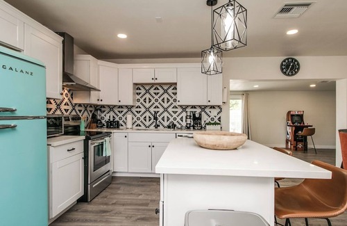 Paradise Valley Village Casa | Stylish 4 Bedroom w/Pool Table, Games & Garage