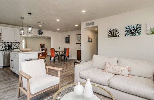Paradise Valley Village Casa | Stylish 4 Bedroom w/Pool Table, Games & Garage