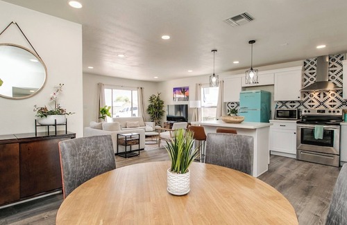 Paradise Valley Village Casa | Stylish 4 Bedroom w/Pool Table, Games & Garage