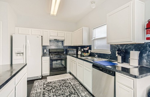 Barker Casa | Stylish 4 Bedrooms 3 Full Baths