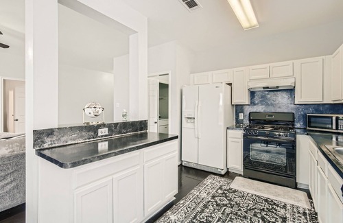Barker Casa | Stylish 4 Bedrooms 3 Full Baths