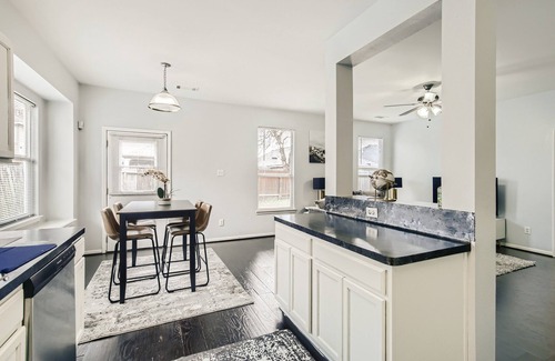 Barker Casa | Stylish 4 Bedrooms 3 Full Baths