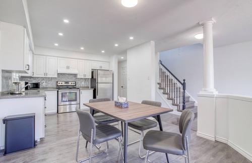 Waterloo Casa | Stylish 4 Beds House with Ravine Backyard