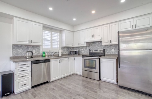 Waterloo Casa | Stylish 4 Beds House with Ravine Backyard