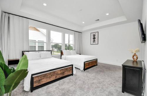 Northside Casa | Stylish 4 Beds - Min to Downtown With Backyard