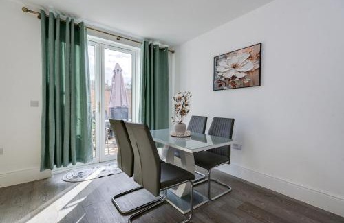 Oxford Casa | Stylish 4-BR House with 3 Ensuite & Free Parking