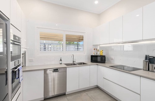 Coorparoo Casa | Stylish 4Bedroom Stay Outdoor Dining & City Access