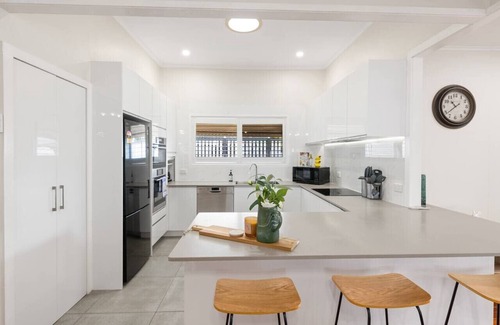 Coorparoo Casa | Stylish 4Bedroom Stay Outdoor Dining & City Access