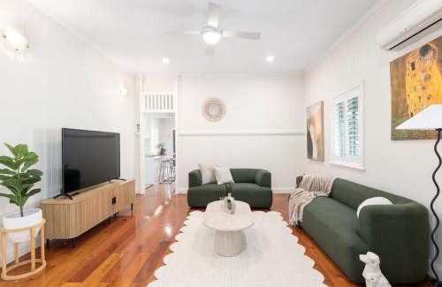 Coorparoo Casa | Stylish 4Bedroom Stay Outdoor Dining and City Access